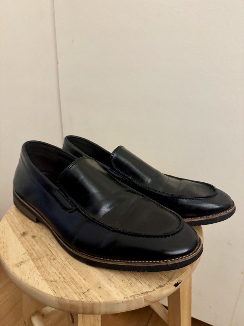 Black Leather Loafers (Category: Loafers) located in Makati City. Submitted by ja_declutters (Listing ID 1443416502, Image 1). Description: - SIZE 43 (Fits US 9.5) -Classic black leather loafers - Easy slip-on style - Versatile: dress up or down - Minor scuffs on leather, overall sharp appearance - Ideal for work or casual wear.