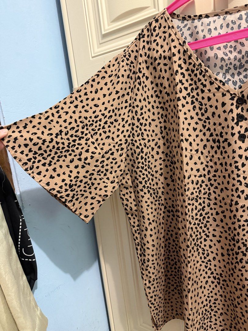 Blouse leopard (Kategori: Atasan) berada di Bekasi. Dikirim oleh storyvia (ID iklan 1443432981, Gambar 2). Deskripsi: Ld 130 Lk 58 Panjang 73 No minus warna pekat Only manual tidak bisa oren.