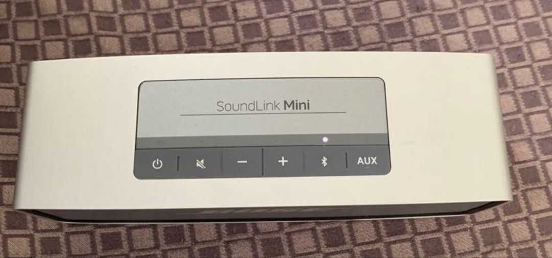 Bose soundlink mini speaker (Category: Soundbars, Speakers & Amplifiers) located in Manila. Submitted by bornthisway22 (Listing ID 1443453375, Image 2). Description: Original bose soundlink mini speaker great condition 100% original from u.s The Bose SoundLink Mini Portable Bluetooth Speaker in Silver is a stylish and compact speaker system that is perfect for on-the-go music lovers. With wireless Bluetooth connectivity, you can easily stream you