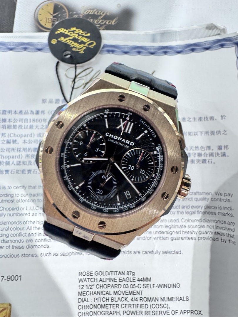 🌈🌈新返貨啦🌈🌈CHOPARD Alpine Eagle XL Chrono 295387-9001🖤 18K 玫瑰金陶瓷化鈦金屬殼 原裝黑面 飛返計時 60小時儲鍊 瑞士天文台認證 自動透底機芯 24年出世紙🖤C1971（廣華街店） （分類：手錶）位於 Hong Kong。 由 vintage_universal_1954 提交（商品編號 1443382918，圖片 1）。簡介： 品牌：Chopard 蕭邦⌚️ 型號：295387-9001❤️ 資料：18K 玫瑰金陶瓷化鈦金屬殼 44mm🩷 原裝黑面自動機芯 飛返計時💚 連原裝鈦金屬針扣 有出世紙💜 瑞士天文台認證 動力儲存約 60 小時🖤 年份：2024年❤️🧡💛💚💙 售價：$ 1 4 9 8 0 0 ‼️保證原裝‼️ ✨✨歡迎信用卡 免手續費✨✨ 🌟🌟歡迎交換 歡迎查詢🌟🌟 歡迎follow 我地INSTAGRAM ACCOUNT 我在 Instagram 的用戶名稱是vintage_unive