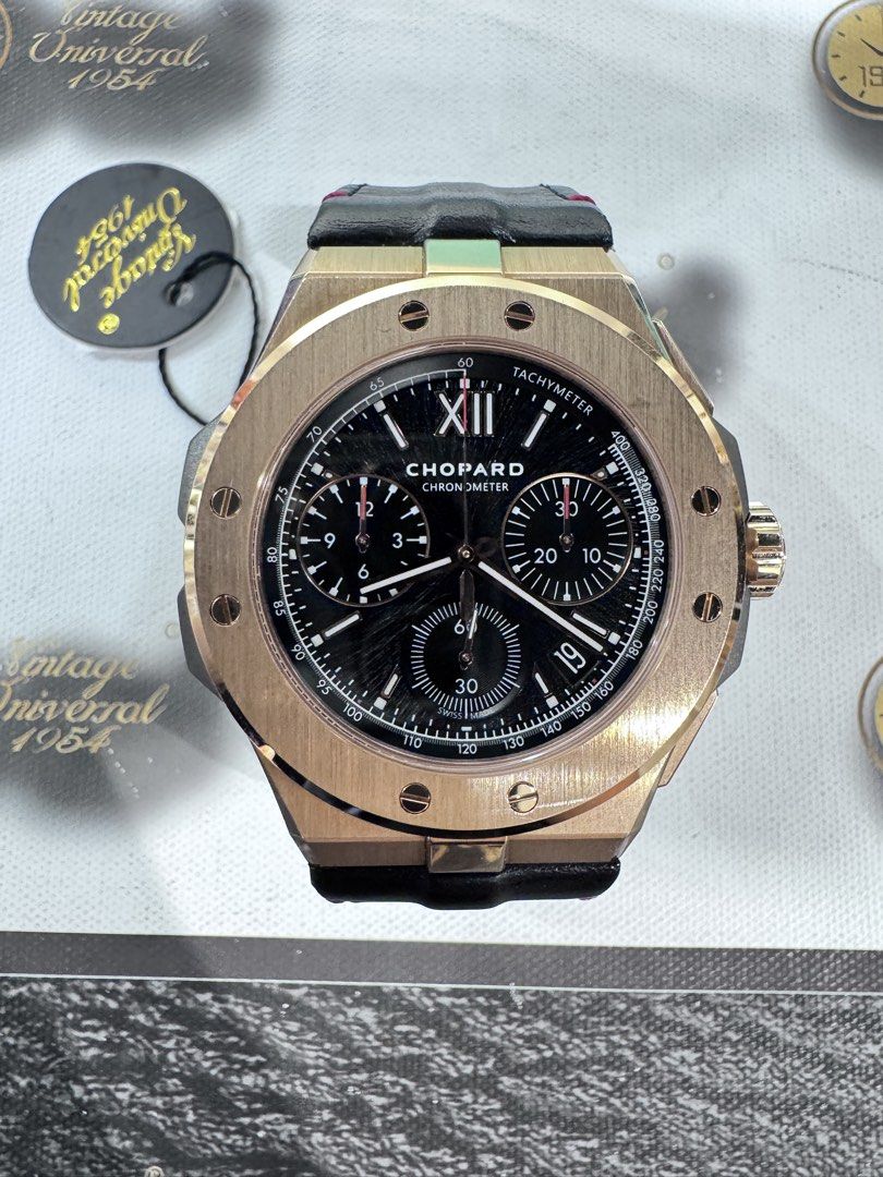 🌈🌈新返貨啦🌈🌈CHOPARD Alpine Eagle XL Chrono 295387-9001🖤 18K 玫瑰金陶瓷化鈦金屬殼 原裝黑面 飛返計時 60小時儲鍊 瑞士天文台認證 自動透底機芯 24年出世紙🖤C1971（廣華街店） （分類：手錶）位於 Hong Kong。 由 vintage_universal_1954 提交（商品編號 1443382918，圖片 3）。簡介： 品牌：Chopard 蕭邦⌚️ 型號：295387-9001❤️ 資料：18K 玫瑰金陶瓷化鈦金屬殼 44mm🩷 原裝黑面自動機芯 飛返計時💚 連原裝鈦金屬針扣 有出世紙💜 瑞士天文台認證 動力儲存約 60 小時🖤 年份：2024年❤️🧡💛💚💙 售價：$ 1 4 9 8 0 0 ‼️保證原裝‼️ ✨✨歡迎信用卡 免手續費✨✨ 🌟🌟歡迎交換 歡迎查詢🌟🌟 歡迎follow 我地INSTAGRAM ACCOUNT 我在 Instagram 的用戶名稱是vintage_unive