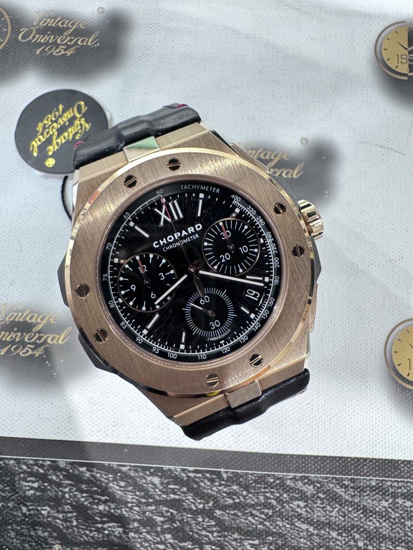 🌈🌈新返貨啦🌈🌈CHOPARD Alpine Eagle XL Chrono 295387-9001🖤 18K 玫瑰金陶瓷化鈦金屬殼 原裝黑面 飛返計時 60小時儲鍊 瑞士天文台認證 自動透底機芯 24年出世紙🖤C1971（廣華街店） （分類：手錶）位於 Hong Kong。 由 vintage_universal_1954 提交（商品編號 1443382918，圖片 2）。簡介： 品牌：Chopard 蕭邦⌚️ 型號：295387-9001❤️ 資料：18K 玫瑰金陶瓷化鈦金屬殼 44mm🩷 原裝黑面自動機芯 飛返計時💚 連原裝鈦金屬針扣 有出世紙💜 瑞士天文台認證 動力儲存約 60 小時🖤 年份：2024年❤️🧡💛💚💙 售價：$ 1 4 9 8 0 0 ‼️保證原裝‼️ ✨✨歡迎信用卡 免手續費✨✨ 🌟🌟歡迎交換 歡迎查詢🌟🌟 歡迎follow 我地INSTAGRAM ACCOUNT 我在 Instagram 的用戶名稱是vintage_unive