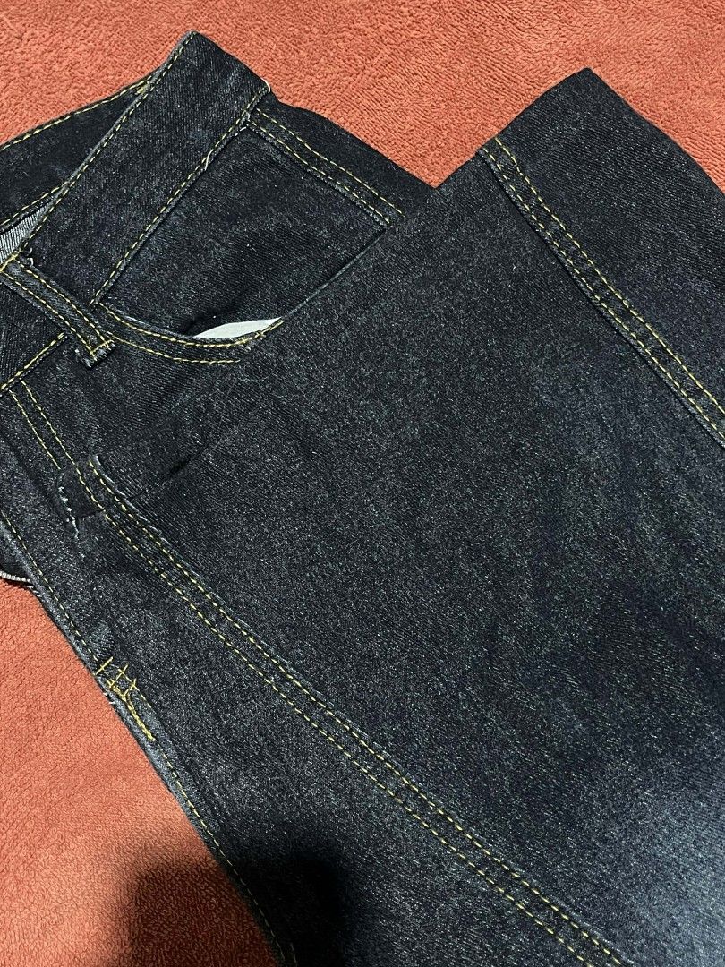 dark blue baggy pants (unisex) (Category: Jeans) located in Manila. Submitted by 333tthr (Listing ID 1443389426, Image 2). Description: dm for more details.