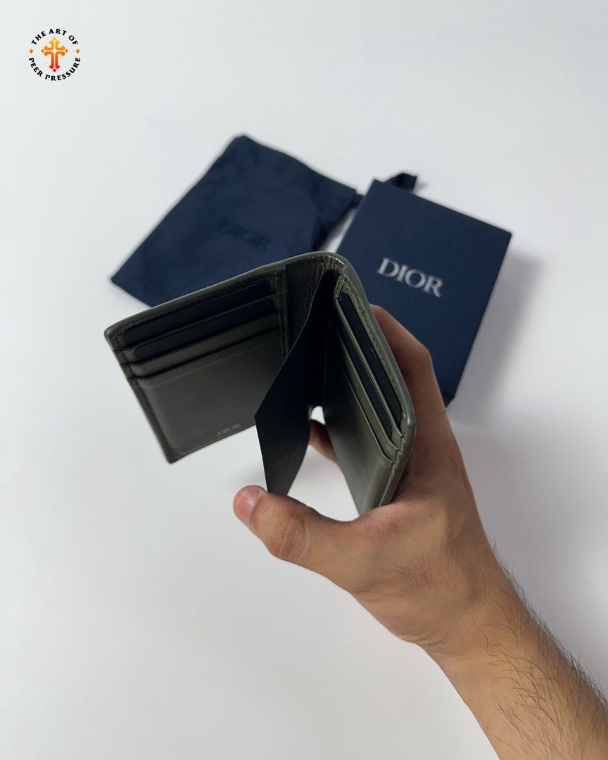 Dior Bifold Card Holder (Category: Luxury Bags & Wallets) located in Calamba. Submitted by theartofpeerpressurelgn (Listing ID 1443336156, Image 3). Description: Dıör Bifold Card Holder Excellent condi | complete w COA ₱15,000 (SRP ₱26.5K) Authentic Message for inquiries FB/IG: THE ART OF PEER PRESSURE.