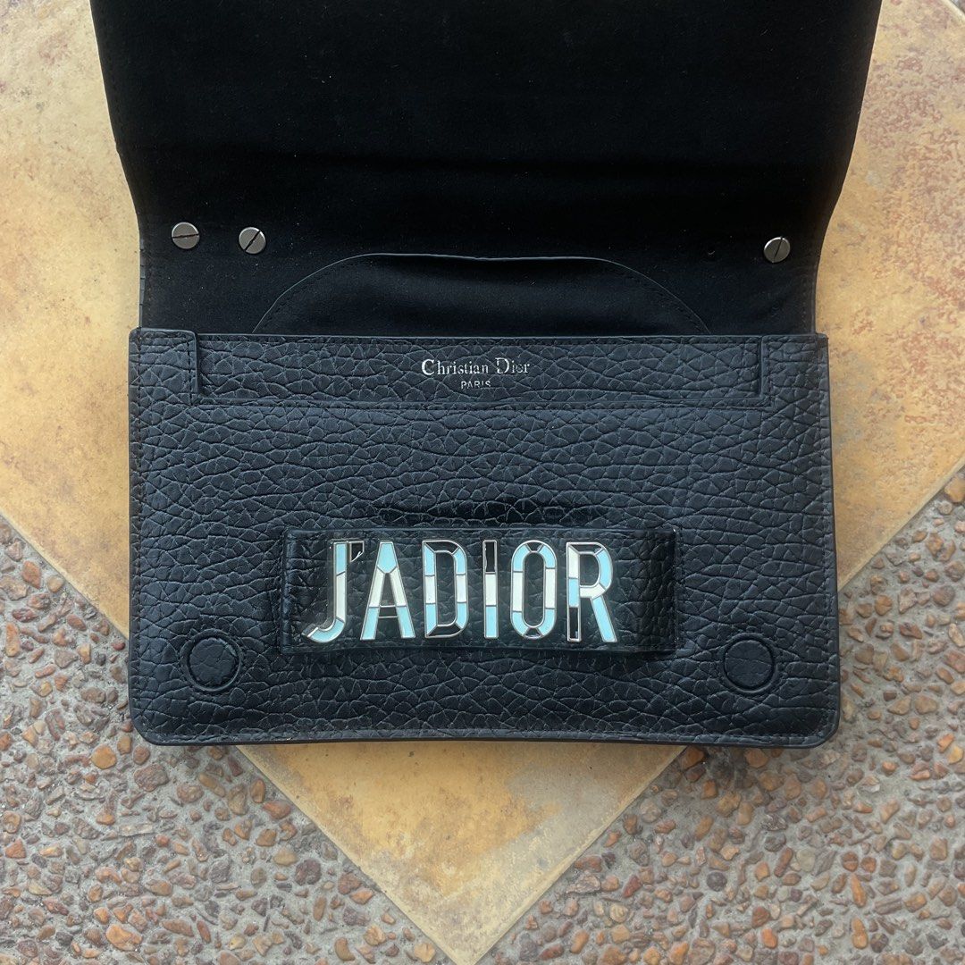 dior handbag y2k (Category: Luxury Bags & Wallets) located in Bacolod City. Submitted by bathroomplug (Listing ID 1443366836, Image 3). Description: authentic 2,000$ bag 😩 missing screw needs repair .