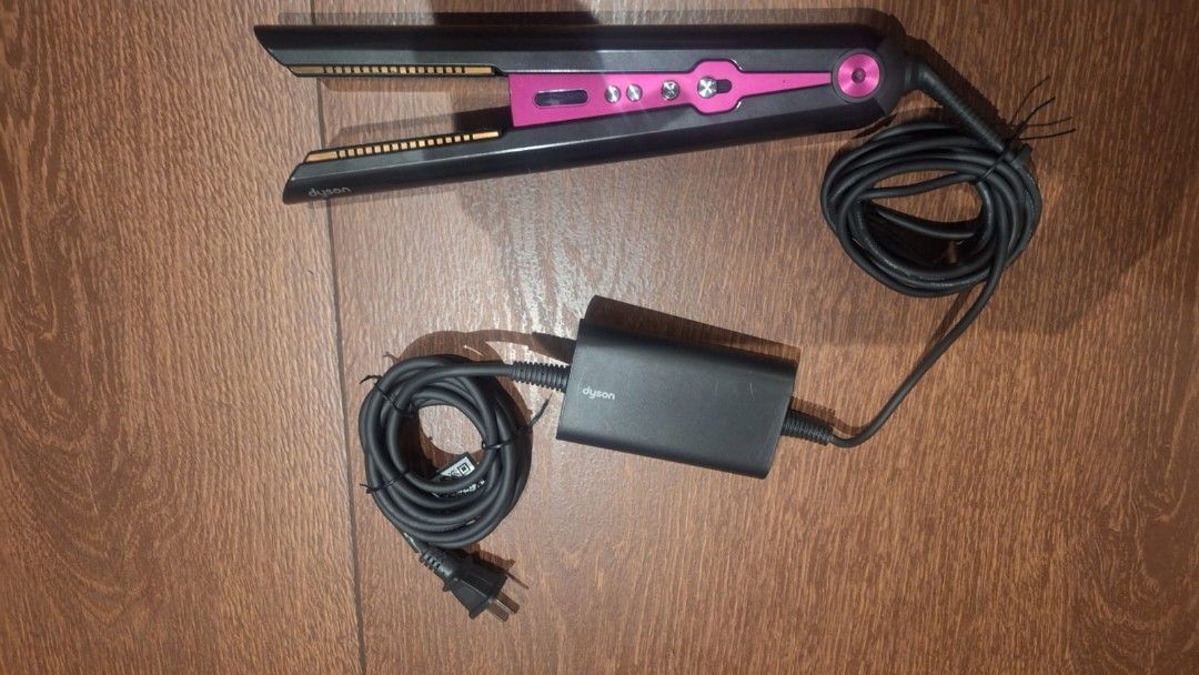 Dyson Corrale (Category: Hair) located in Quezon City. Submitted by andreahc0210 (Listing ID 1443397415, Image 2). Description: Universal Cordless Orig Price 32,900 Includes charger , travel pouch , charging dock and travel pouch The Dyson Corrale™ is the only hair straightener featuring flexing copper plates that shape to gather hair, allowing for straighter, shinier styles with less heat and 50% less breakage. Designed for cord-free versatility
