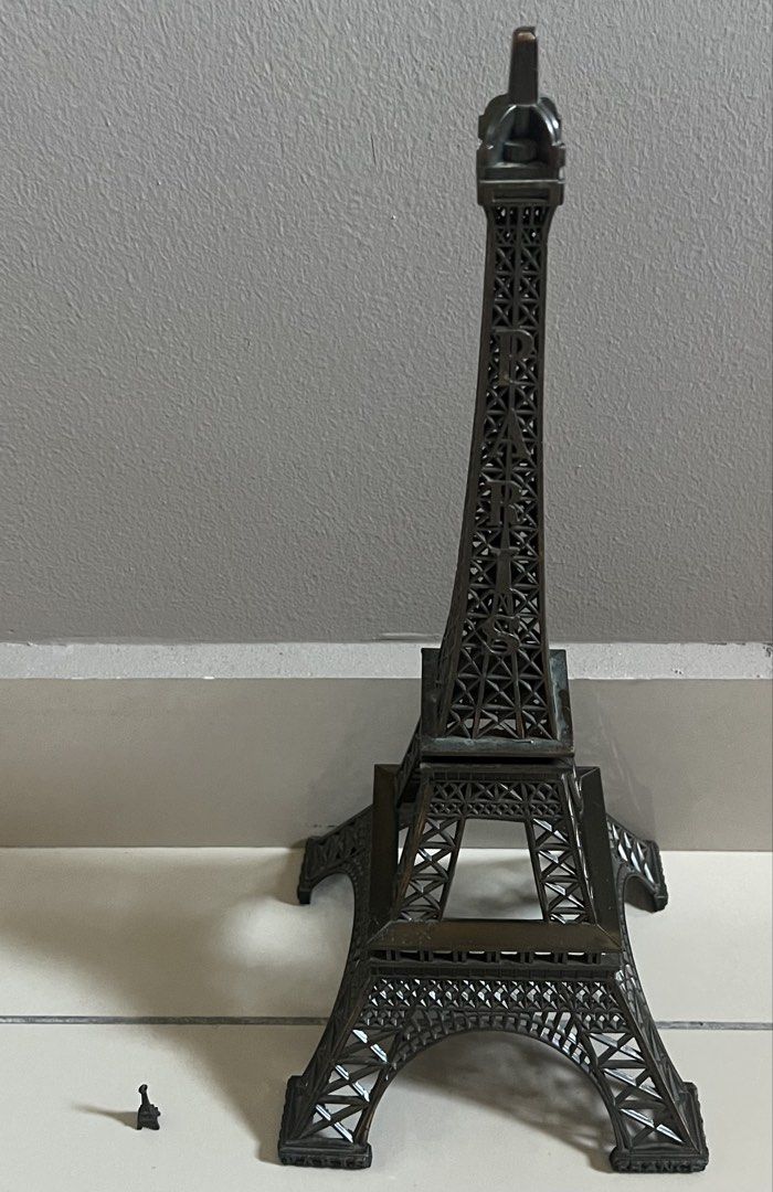 Eiffel Tower (Category: Wall Decor) located in Kuala Lumpur. Submitted by sally011 (Listing ID 1443383721, Image 2). Description: Good Condition Decoration 7 items for RM60.