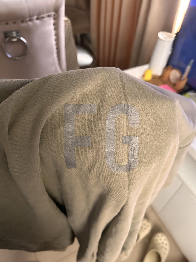 Essentials Fear of God FG T-shirt Olive Green (Category: Tshirts & Polo Shirts ) located in Taguig. Submitted by lovedby_flora (Listing ID 1443466886, Image 3). Description: - SIZE XL - AUTHENTIC, I personally purchased this in Japan❤️ - LAST PRICE POSTED - Chest 42-44” - Waist 38-42” - Length 30.5”.