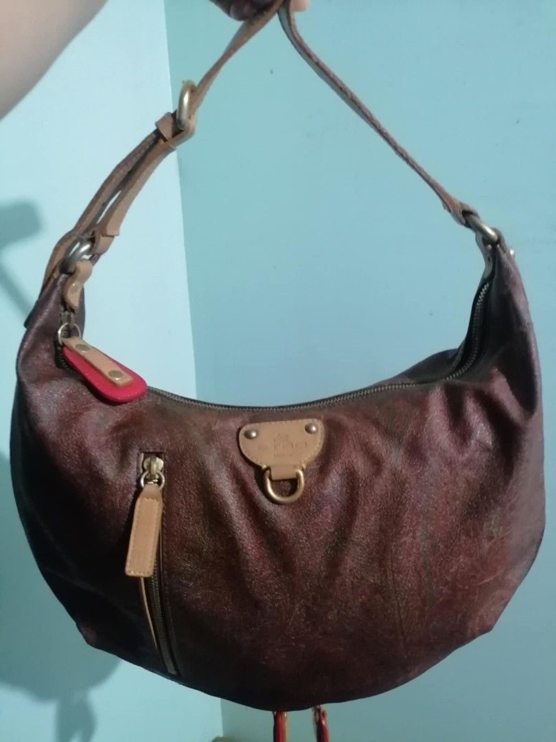 Etro Milano Paisley Hobo Bag (Category: Luxury Bags & Wallets) located in Butuan. Submitted by 123dayling88 (Listing ID 1443324722, Image 1). Description: Etro shoulder bag ukay source med-slarge size my konting issue pero pretty pa PS: pangalawang account kona to dto sa carou pero pwede mo e message (daylings88 ) my mga reviews na kasi ako dun willing to vc sa messenger para sa ikakapanatag nyo f ever .