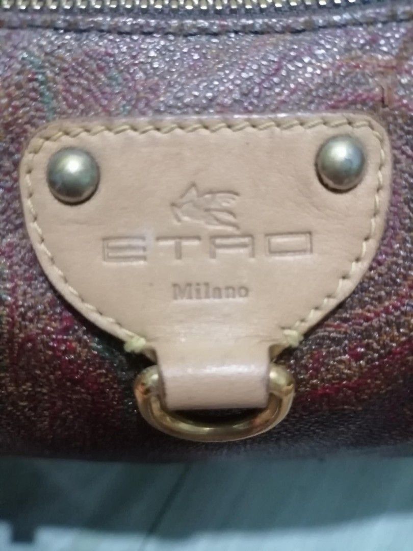 Etro Milano Paisley Hobo Bag (Category: Luxury Bags & Wallets) located in Butuan. Submitted by 123dayling88 (Listing ID 1443324722, Image 2). Description: Etro shoulder bag ukay source med-slarge size my konting issue pero pretty pa PS: pangalawang account kona to dto sa carou pero pwede mo e message (daylings88 ) my mga reviews na kasi ako dun willing to vc sa messenger para sa ikakapanatag nyo f ever .