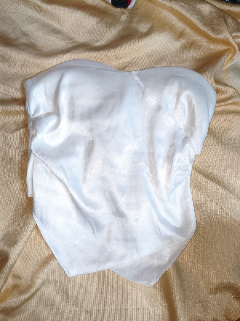 FREE for miner - white tube (Category: Sleeveless) located in Las Pinas. Submitted by dnbrbnt (Listing ID 1443342651, Image 1). Description: xs to small.