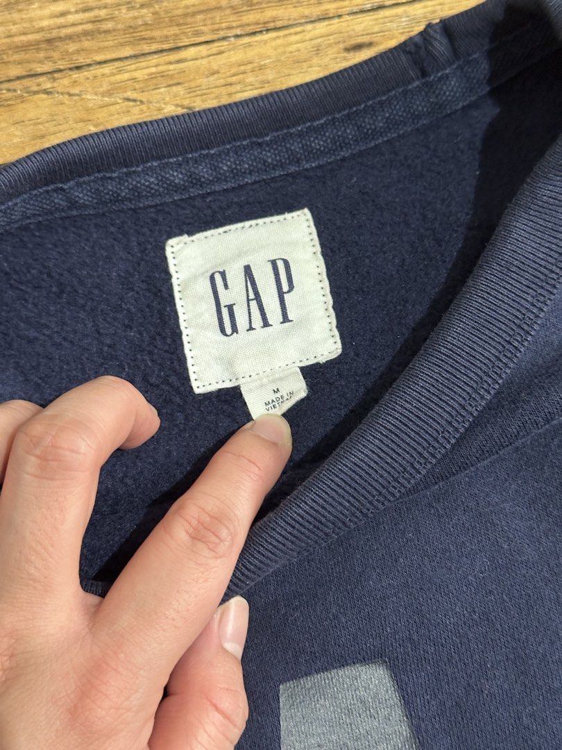 Gap navy blue sweatshirt (Category: Coats, Jackets and Outerwear) located in Quezon City. Submitted by celoem (Listing ID 1443390831, Image 2). Description: .