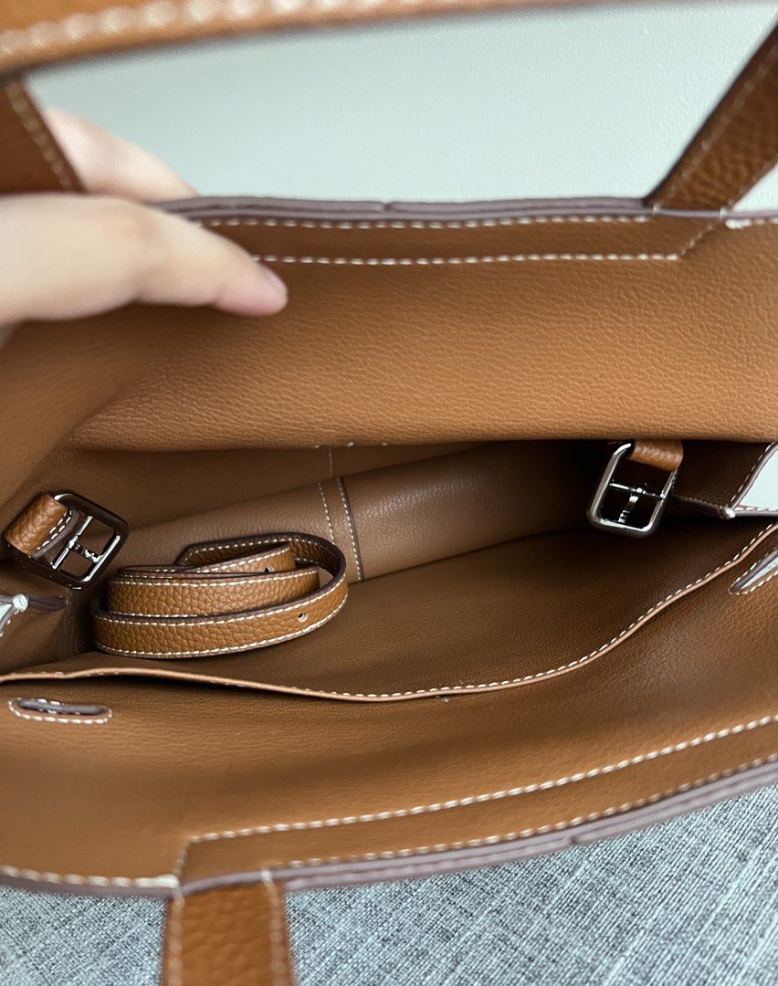 Hermes Halzan 25 (Category: Shoulder Bags) located in Pasig City. Submitted by declutterwithme11 (Listing ID 1443362703, Image 2). Description: - Brand new condition. 10/10. - Coded. 1 is to 1. - Genuine leather. Gold color on silver hardware. - Size 25/Small - Inclusions: Strap, dust bag, and cards. I won’t accept returns and refunds, so please triple check the item before buying. DM me for more detailed photos..