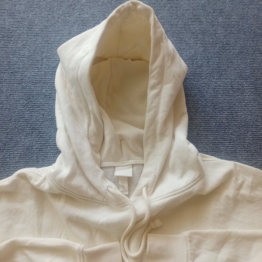 H&M Oversized Cream Hoodie - Minimalist Pullover Sweatshirt (Unisex) (Category: Everything Else Others) located in Jose Panganiban. Submitted by larapcity (Listing ID 1398428273, Image 3). Description: ✅ 400 + Shipping Fee (PAYMENT FIRST) ✅ Medium on tag, nasa pictures na po ang mga sukat at issue ✅ Excellent condition, 9.9/10 color rate, Already washed ❌ Very minimal stain ✅ MOP: GCash ✅ Shipping nationwide via J&T ✅ R2-100 ~~~ LOCATION: Camarin