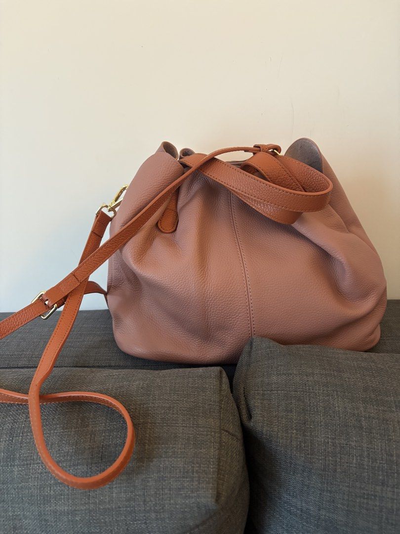 Intasteye Ladies Leather Bucket Bag Pink 全新真皮女士挎包 西瓜粉 （分類：單肩包）位於 Hong Kong。 由 aviva01 提交（商品編號 1443372166，圖片 1）。簡介： Selling this Intasteye bucket bag. Made of genuine leather with a textured finish. The colour is a lovely dusty pink with contrasting tan straps. Inside, there's a zippered pocket and a main compartment. Comes with a detachable shoulder strap. Great for everyday use.。
