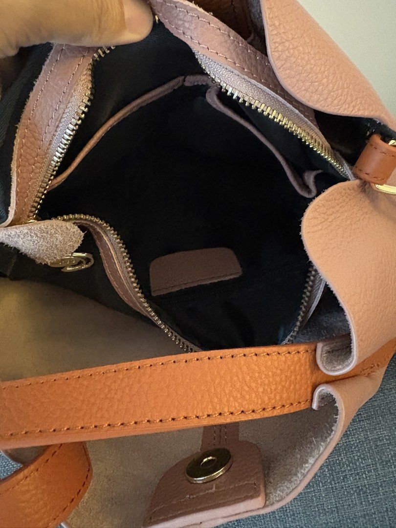 Intasteye Ladies Leather Bucket Bag Pink 全新真皮女士挎包 西瓜粉 （分類：單肩包）位於 Hong Kong。 由 aviva01 提交（商品編號 1443372166，圖片 3）。簡介： Selling this Intasteye bucket bag. Made of genuine leather with a textured finish. The colour is a lovely dusty pink with contrasting tan straps. Inside, there's a zippered pocket and a main compartment. Comes with a detachable shoulder strap. Great for everyday use.。