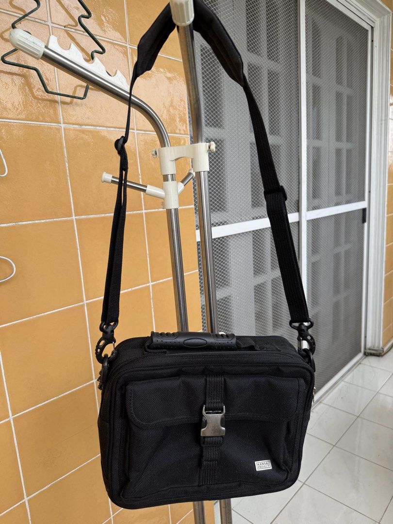Ipad bag (Category: Laptop Bags & Sleeves) located in Mandaluyong City. Submitted by daisys.collection (Listing ID 1443342551, Image 2). Description: Height 21 cm / 8.3 in Width 9 cm / 3.5 in Lenght 28 cm / 11.0 in Used for ipads , powerbank, batteries portable hard disk etc.