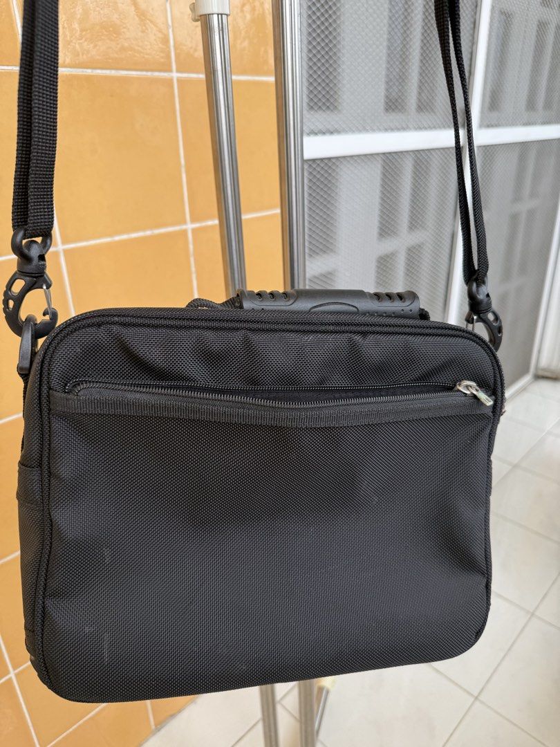 Ipad bag (Category: Laptop Bags & Sleeves) located in Mandaluyong City. Submitted by daisys.collection (Listing ID 1443342551, Image 3). Description: Height 21 cm / 8.3 in Width 9 cm / 3.5 in Lenght 28 cm / 11.0 in Used for ipads , powerbank, batteries portable hard disk etc.