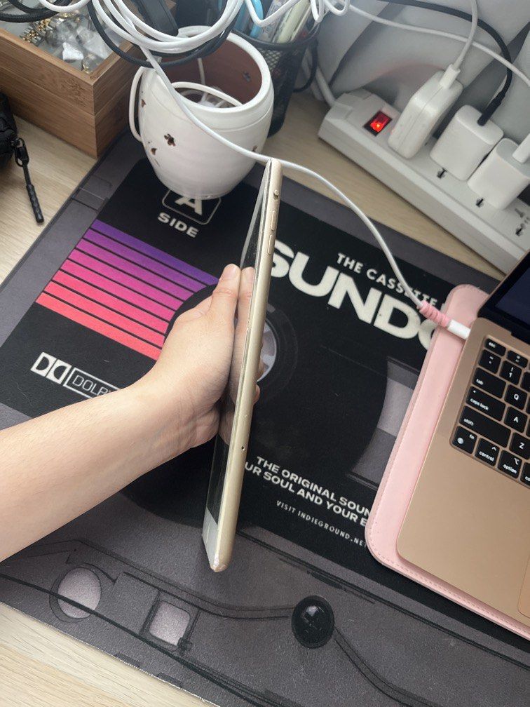 IPAD MINI 3 (Category: iPad) located in Manila. Submitted by sweetlemoninggg22 (Listing ID 1443341387, Image 2). Description: Selling my iPad Mini 3 as it is no longer being used and I’m trying to dispose of extra gadgets. Condition: • Fully functional • Battery health is degraded and may need replacement • Normal signs of use/scratches • TEMPERED GLASS LANG PO YUNG BASAG ^NOT^ THE SCREEN ITSELF 🫶🏻 • LADY OWNED Inclusions: • Unit only Price: ₱4