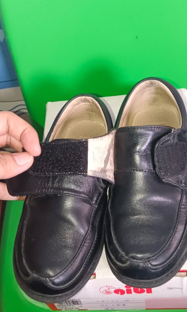 Kids Boy Black Shoes (Category: Babies & Kids Fashion) located in Quezon City. Submitted by anntinderah (Listing ID 1443426350, Image 3). Description: RFS: ✅Too small na for my 4yrs old son na PREP na this school year ✅ Used but VGUC ✅3x a week lang sinusuot sa school (Mon/Tue/Wed) except Examination Week. ✅ Size: 28. ✅ Measurements (Using Tape Measure) by inches: 8 by centimeters: 20 ✅ Kasya sa ages: 3-5 years old (if maliit ang paa) ✅Nursery bl