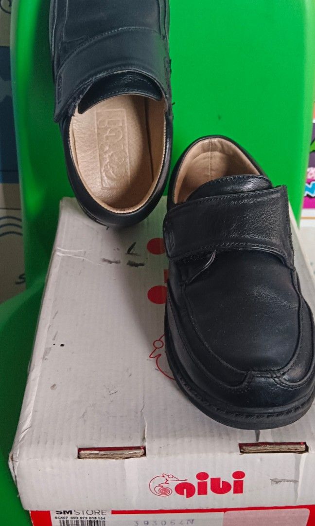 Kids Boy Black Shoes (Category: Babies & Kids Fashion) located in Quezon City. Submitted by anntinderah (Listing ID 1443426350, Image 1). Description: RFS: ✅Too small na for my 4yrs old son na PREP na this school year ✅ Used but VGUC ✅3x a week lang sinusuot sa school (Mon/Tue/Wed) except Examination Week. ✅ Size: 28. ✅ Measurements (Using Tape Measure) by inches: 8 by centimeters: 20 ✅ Kasya sa ages: 3-5 years old (if maliit ang paa) ✅Nursery bl