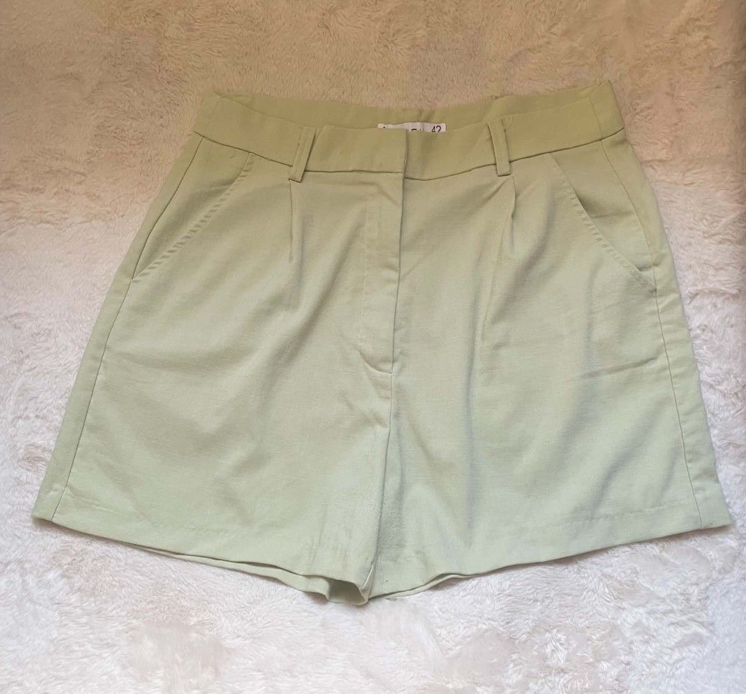 Light Green Pleated Tailored Shorts (Category: Shorts) located in Quezon City. Submitted by declutterwithnic (Listing ID 1443445519, Image 1). Description: - Amisu light green tailored shorts - Size 42 - Features a pleated front - Classic pocket details - Comfortable fit, versatile for casual or dressed-up occasions - Please check photos for exact shade and details.