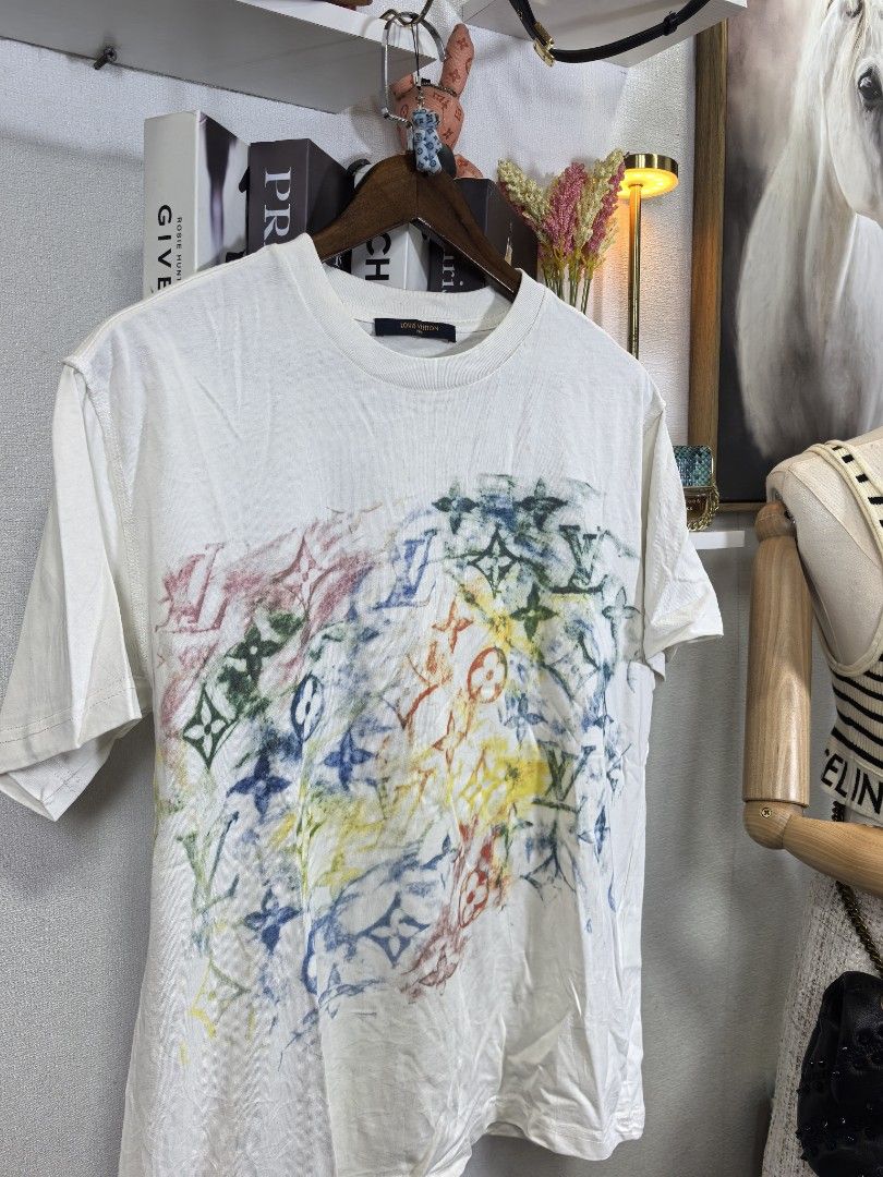 Louis Vuitton monogam tshirt (Category: Luxury Apparel) located in Baguio. Submitted by ashzachary (Listing ID 1443452752, Image 3). Description: Louis Vuitton monogam tshirt Condition :Excellent condition Color rate 10/10 Size : Medium Inches:W21/L27 No issues No flaws Super ganda sa personal Pm. More details Good quality Plsss 📌No Bogus 📌No return MOP What you see is what you get PALAWAN, CEBUNA GCASH AND BDO Reminder😊 We're selling thrifted