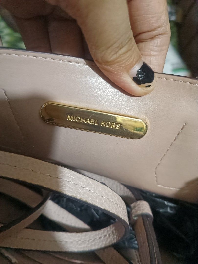 Michael Kors Pink Leather Tote Bag (Category: Luxury Bags & Wallets) located in Cebu City. Submitted by elen30abalo (Listing ID 1443412414, Image 3). Description: - Michael Kors tote bag - Light pink pebbled leather - Gold-tone hardware with MK logo charm - Interior: zippered compartment and slip pockets - Detachable shoulder strap included - Ideal for everyday use or travel.