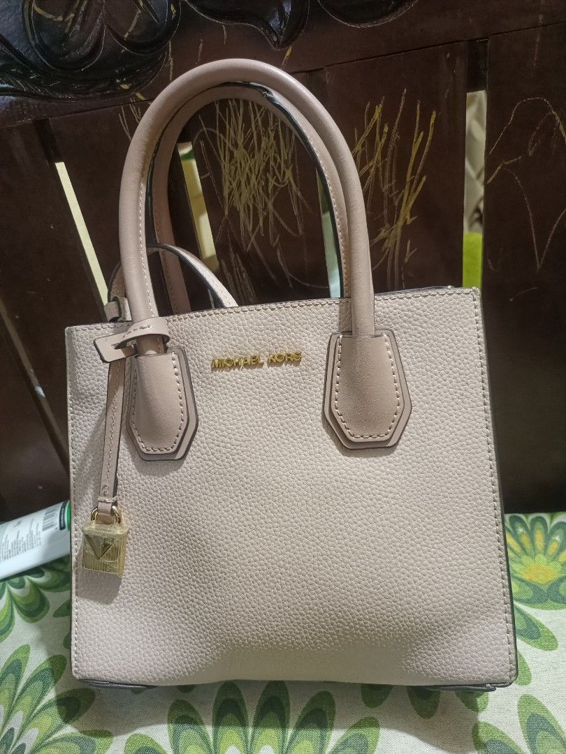 Michael Kors Pink Leather Tote Bag (Category: Luxury Bags & Wallets) located in Cebu City. Submitted by elen30abalo (Listing ID 1443412414, Image 1). Description: - Michael Kors tote bag - Light pink pebbled leather - Gold-tone hardware with MK logo charm - Interior: zippered compartment and slip pockets - Detachable shoulder strap included - Ideal for everyday use or travel.