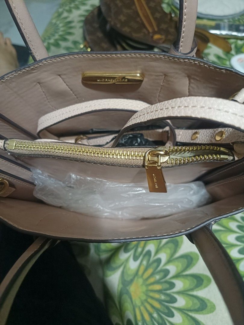 Michael Kors Pink Leather Tote Bag (Category: Luxury Bags & Wallets) located in Cebu City. Submitted by elen30abalo (Listing ID 1443412414, Image 2). Description: - Michael Kors tote bag - Light pink pebbled leather - Gold-tone hardware with MK logo charm - Interior: zippered compartment and slip pockets - Detachable shoulder strap included - Ideal for everyday use or travel.