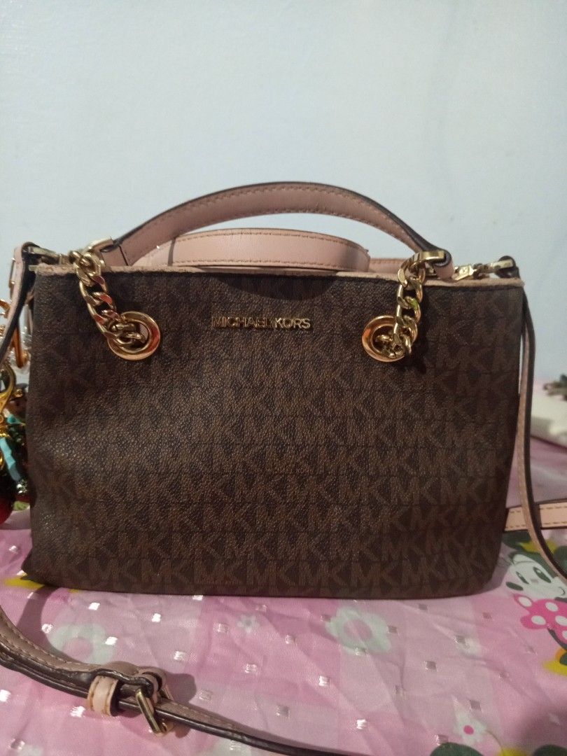 Michael Kors Teagen messenger leather bag authentic (Category: Luxury Bags & Wallets) located in Gapan. Submitted by cristina_adofina (Listing ID 1443387898, Image 1). Description: - Authentic Michael Kors handbag - Signature brown monogram print - Light pink leather accents - Gold chain details - Top handles - Detachable shoulder strap - Multiple interior compartments - Magnetic snap closure - Stylish everyday bag.