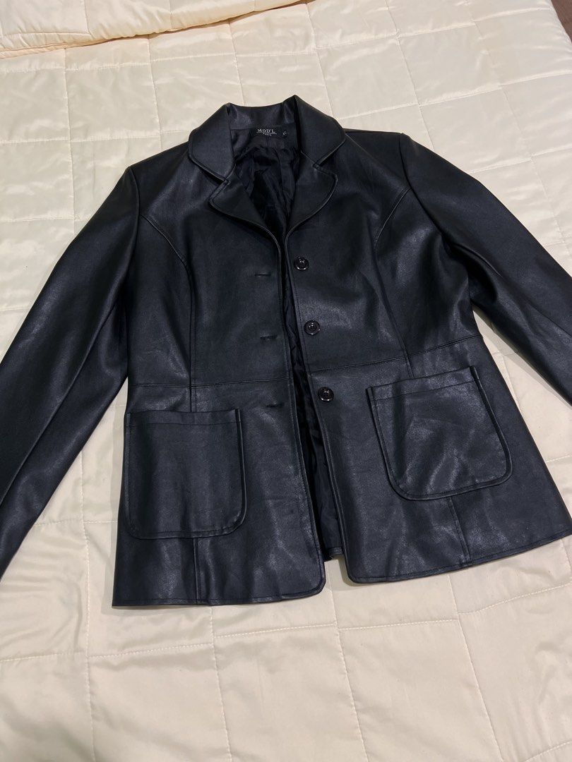 mod’l paris black faux leather buttoned down oversize jacket with front pockets (Category: Coats, Jackets and Outerwear) located in Roxas City. Submitted by plumpop_ (Listing ID 1443479822, Image 3). Description: condition: 8.5/10 (minor molds, u can opt to clean it with leather solution) size: s-m total length: 27 ½” chest width/bust: 42” sleeve length: 24” 🍒 payment/courier details: mop: gcash, bank transfer (BDO/BPI) mod: j&t .