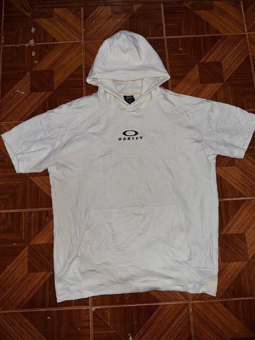 Oakley Hoodie - Navy Blue (Category: Coats, Jackets and Outerwear) located in Batangas. Submitted by oscrim (Listing ID 1443326676, Image 3). Description: Baka may trip aspack 750 lang Oakley hoodie Fit medium Dimes 21x25.5 Verygood condition 9.5/10 color rate Issue sign of usage see picture na lang Oakley Tshirt hoodie Fit medium to large Dimes 22x27 9/10 condition and color rate Issue no lace at yung logo sa may E letter needwash na din .