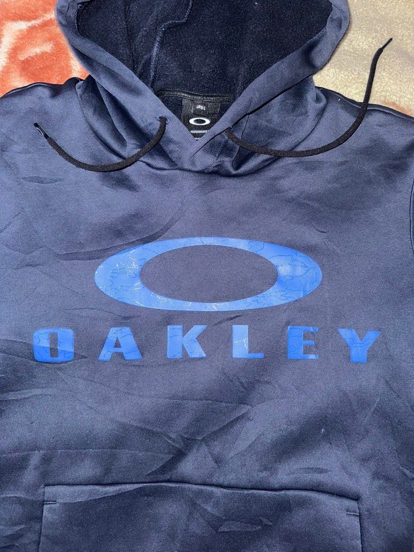Oakley Hoodie - Navy Blue (Category: Coats, Jackets and Outerwear) located in Batangas. Submitted by oscrim (Listing ID 1443326676, Image 2). Description: Baka may trip aspack 750 lang Oakley hoodie Fit medium Dimes 21x25.5 Verygood condition 9.5/10 color rate Issue sign of usage see picture na lang Oakley Tshirt hoodie Fit medium to large Dimes 22x27 9/10 condition and color rate Issue no lace at yung logo sa may E letter needwash na din .