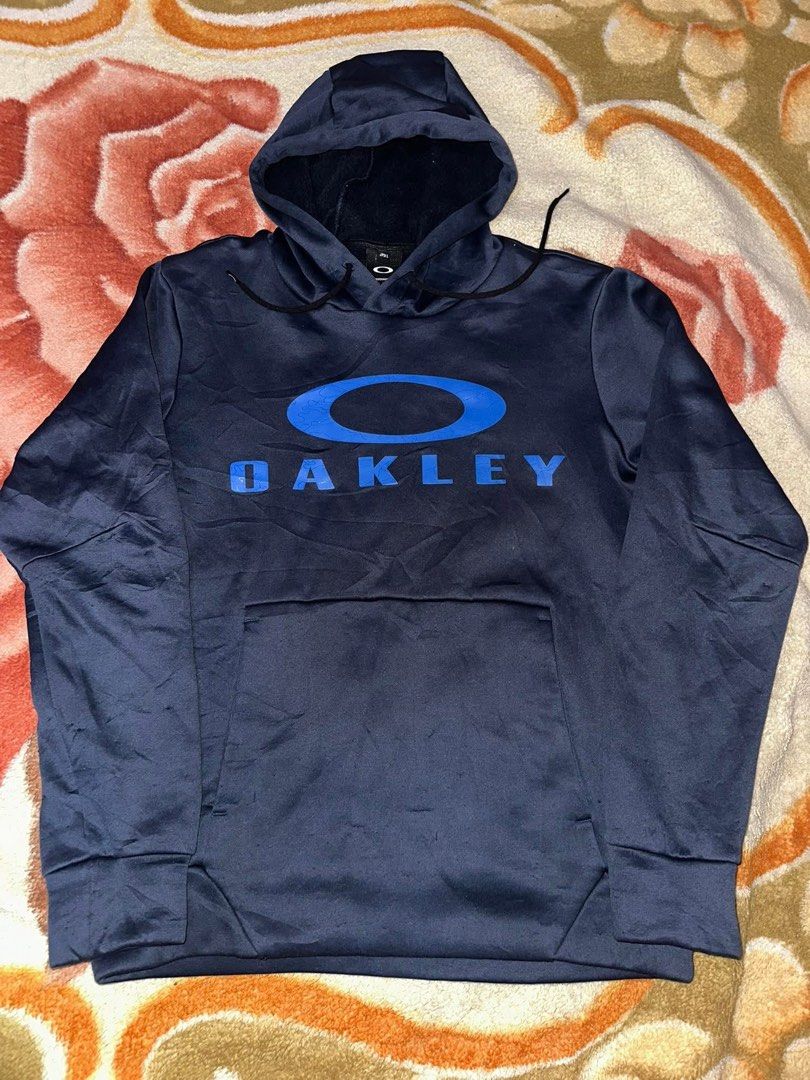 Oakley Hoodie - Navy Blue (Category: Coats, Jackets and Outerwear) located in Batangas. Submitted by oscrim (Listing ID 1443326676, Image 1). Description: Baka may trip aspack 750 lang Oakley hoodie Fit medium Dimes 21x25.5 Verygood condition 9.5/10 color rate Issue sign of usage see picture na lang Oakley Tshirt hoodie Fit medium to large Dimes 22x27 9/10 condition and color rate Issue no lace at yung logo sa may E letter needwash na din .