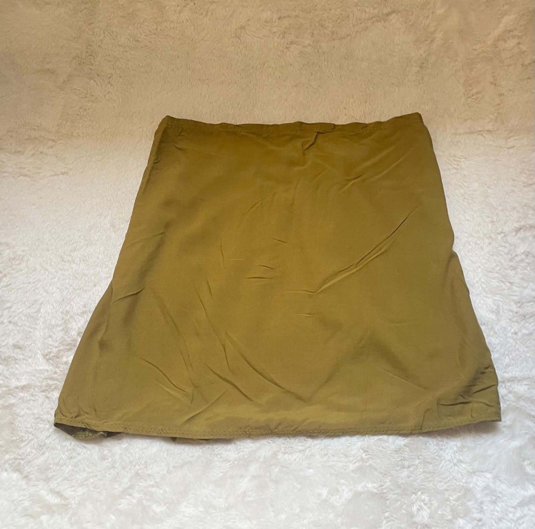 Olive Green Tube top (Category: Others Tops) located in Quezon City. Submitted by declutterwithnic (Listing ID 1443445125, Image 1). Description: - Comfortable elastic waistband - Flowy material for a breezy feel - Ideal for casual outfits - Versatile and easy to style with different tops.