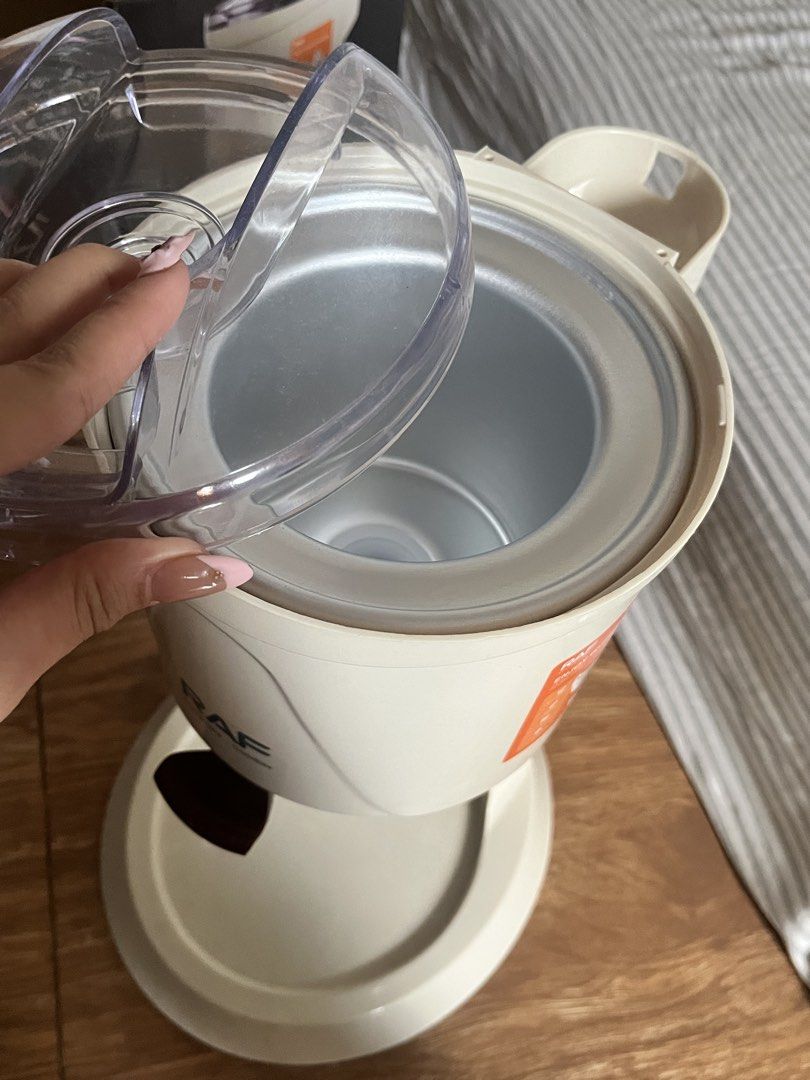 RAF ICE CREAM MACHINE (Category: Other Kitchen Appliances) located in Taguig. Submitted by theelarastudio_ (Listing ID 1443407921, Image 2). Description: Last price 1k for sure buyer Brand new The RAF Automatic Ice Cream Maker is a popular, budget-friendly 1-liter appliance that lets you churn homemade ice cream, gelato, and sorbet in just 10 to 30 minutes. It features a one-click automated mixing process and an energy-efficient 15W motor. Key Fe