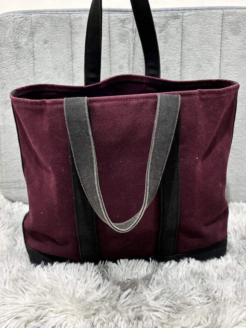 Ralph Lauren Canvas Tote Bag (Category: Luxury Bags & Wallets) located in Muntinlupa City. Submitted by luxurybagprince1 (Listing ID 1443412711, Image 2). Description: Authentic Ralph Lauren tote bag Maroon No flaws Cleaning neeeed .