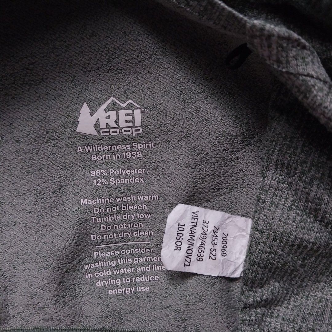 Rei Co-op Athletic Crop Top in Medium (Category: Activewear) located in Bani. Submitted by seventh.page (Listing ID 1443389411, Image 3). Description: -Medium Size -Laid Flat Size: Lenght: 14", Bust: 32".