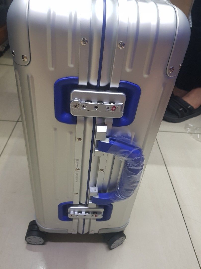 Rimowa cabin size (Category: Luggage) located in Manila. Submitted by louievicocollections (Listing ID 1443324564, Image 2). Description: .