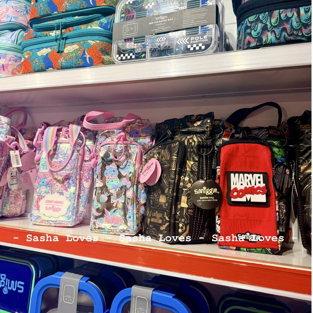 Sasha Loves - NZ Original Smiggle Bottle Bag with Strap (Category: Other Babies Going Out Needs) located in Muntinlupa City. Submitted by sashaloves (Listing ID 1443351841, Image 2). Description: Sasha Loves - NZ Original Smiggle Bottle Bag with Strap Original from Smiggle New Zealand Suitable for most drinks bottles Keeps your drink cool or warm Insulated and easy to wipe lining Carry handle Removable and adjustable strap External zip pocket Hel