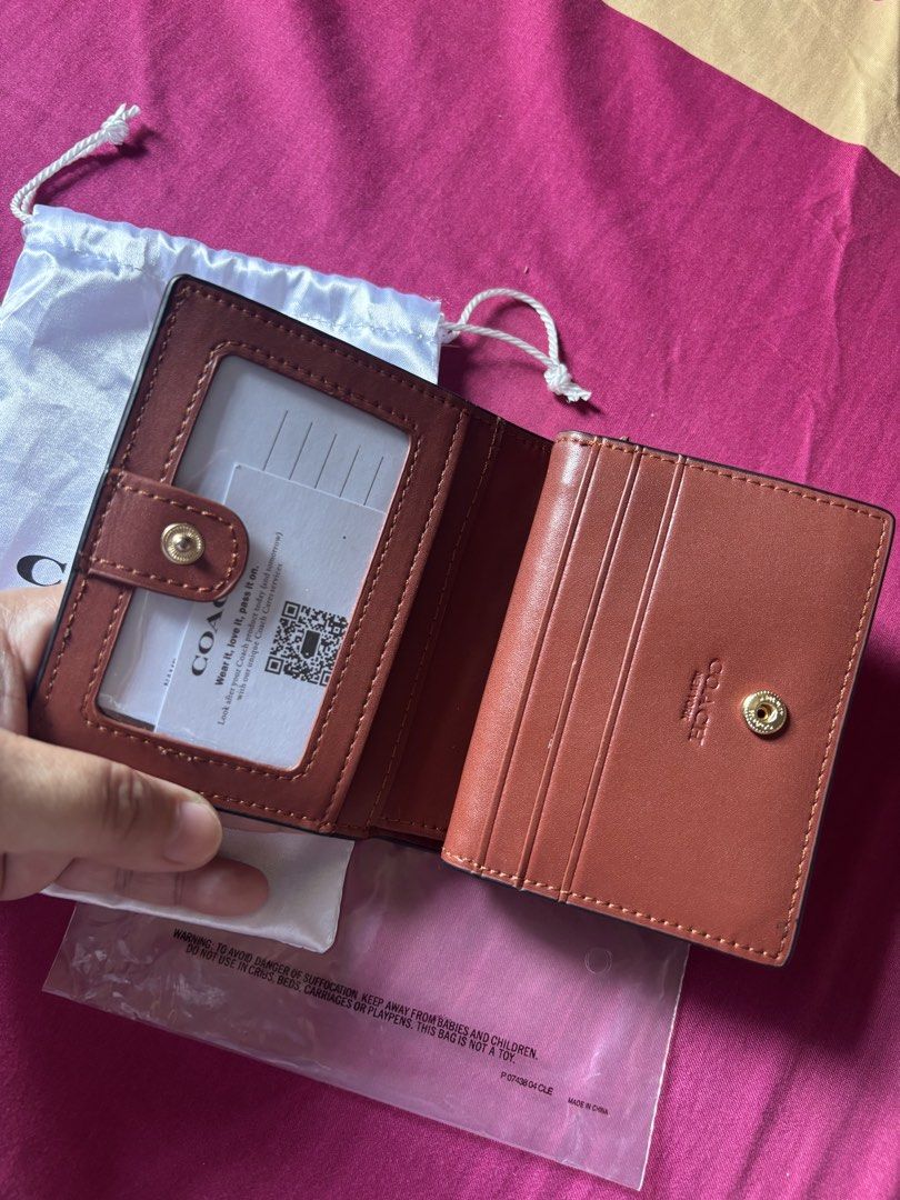 Small Bifold Leather Wallet (Category: Wallets & Card holders) located in Malolos. Submitted by cheerz21 (Listing ID 1443345295, Image 3). Description: Cöåch horse wallet design Bifold, Small sized wallet YKK zipper With dustbag Good as new, barely used No flaws/ issues, stitchings and rubber linings are intact Top Notch quality/ OG quality Exact photos are posted #wallet #womenswallet #coach #coachwallet #smallwallet #bifoldwallet #ladieswallet 