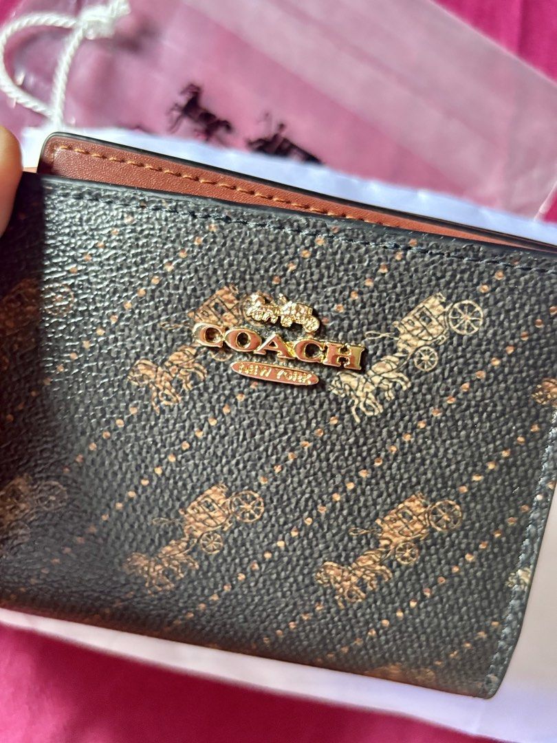 Small Bifold Leather Wallet (Category: Wallets & Card holders) located in Malolos. Submitted by cheerz21 (Listing ID 1443345295, Image 2). Description: Cöåch horse wallet design Bifold, Small sized wallet YKK zipper With dustbag Good as new, barely used No flaws/ issues, stitchings and rubber linings are intact Top Notch quality/ OG quality Exact photos are posted #wallet #womenswallet #coach #coachwallet #smallwallet #bifoldwallet #ladieswallet 