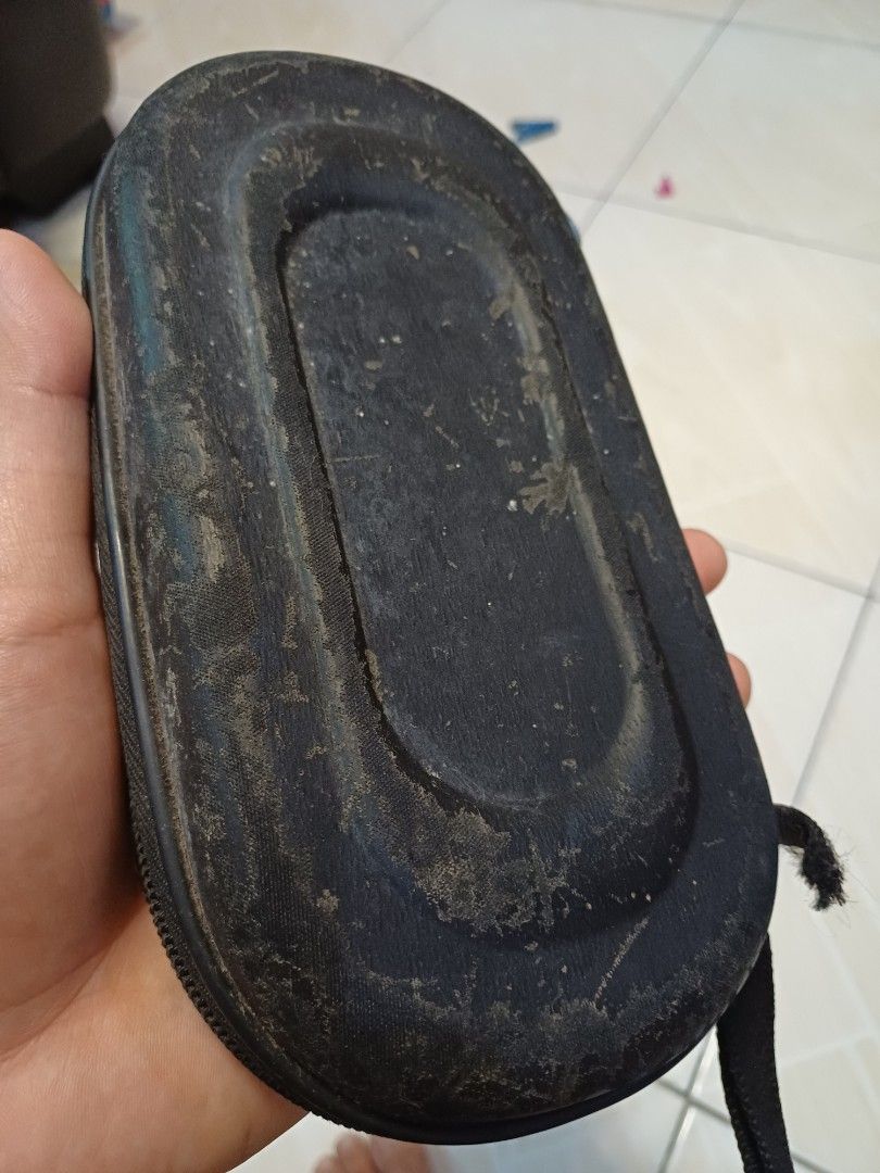 Sony Playstation Vita Protective Carrying Case (Category: PlayStation) located in Manila. Submitted by dante001 (Listing ID 1443487264, Image 2). Description: Medyo nag tuklap na ung mga leather pero it still does the job para ma protect ang ps vita nyo sobrang solid at siguradong protektado kahit madaganan. meron ndn syang lalagyan ng mga games sa loob. Ok na ok pa kahit zipper. talagang ung leather lang ang issue P70 nalang to sayang naman kasi