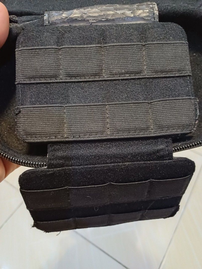 Sony Playstation Vita Protective Carrying Case (Category: PlayStation) located in Manila. Submitted by dante001 (Listing ID 1443487264, Image 3). Description: Medyo nag tuklap na ung mga leather pero it still does the job para ma protect ang ps vita nyo sobrang solid at siguradong protektado kahit madaganan. meron ndn syang lalagyan ng mga games sa loob. Ok na ok pa kahit zipper. talagang ung leather lang ang issue P70 nalang to sayang naman kasi
