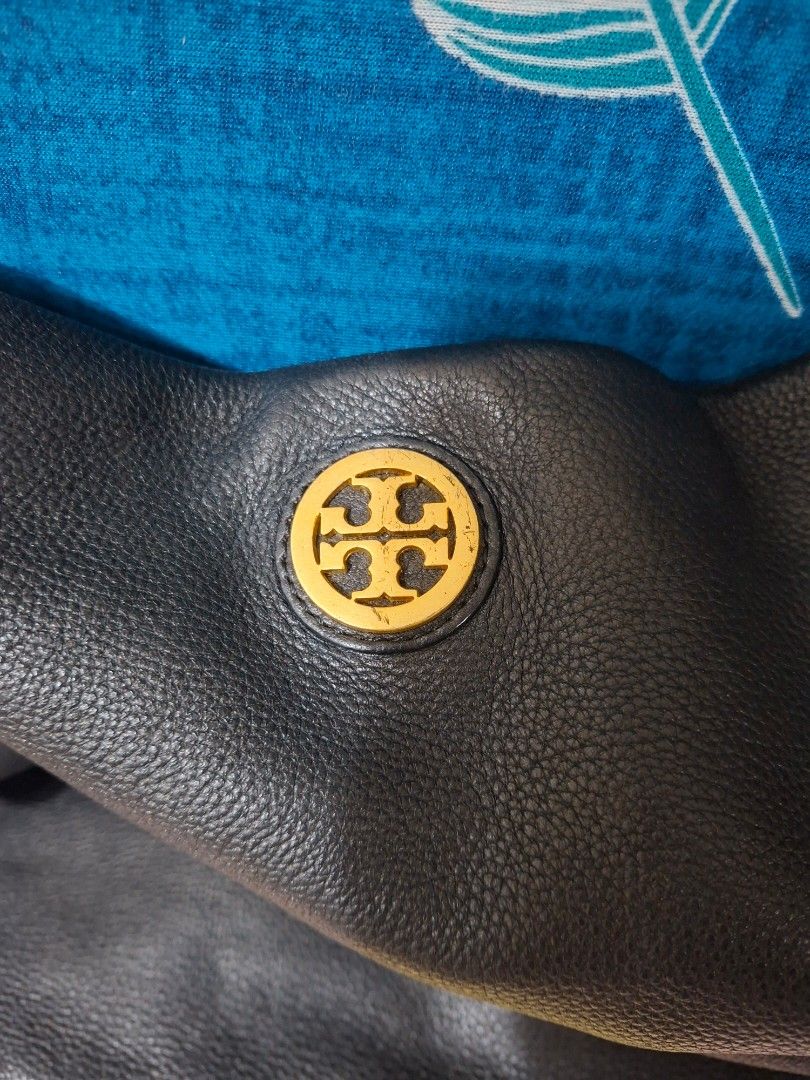 Tory Burch Black Leather Tote (Category: Luxury Bags & Wallets) located in Manila. Submitted by yanakolekzione (Listing ID 1443477306, Image 2). Description: original Tory leather bag soft leather preloved (di na po pwede sa maselan) need lang linisin ang loob ng bag.