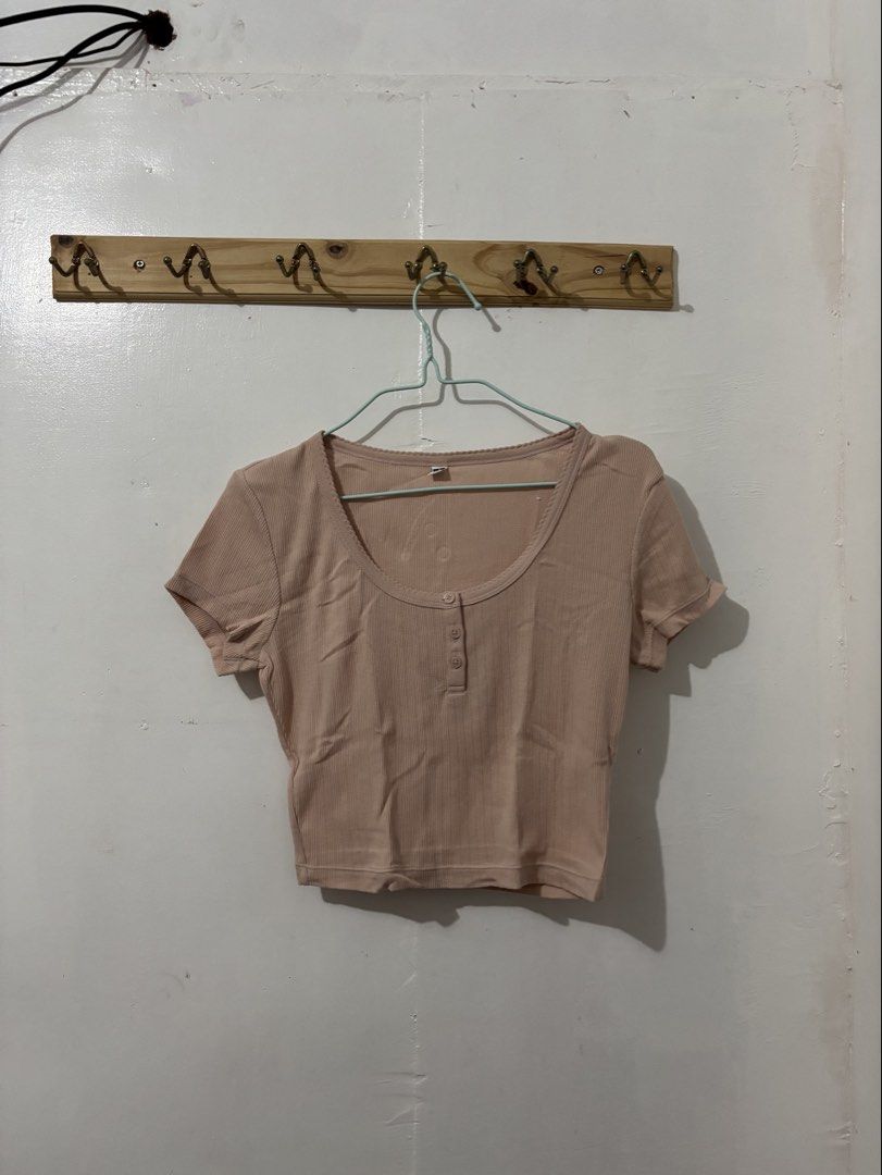 Uniqlo Cropped Shirt (Category: Shirts) located in San Fernando, Camarines Sur. Submitted by faye.pltn (Listing ID 1443421561, Image 1). Description: .
