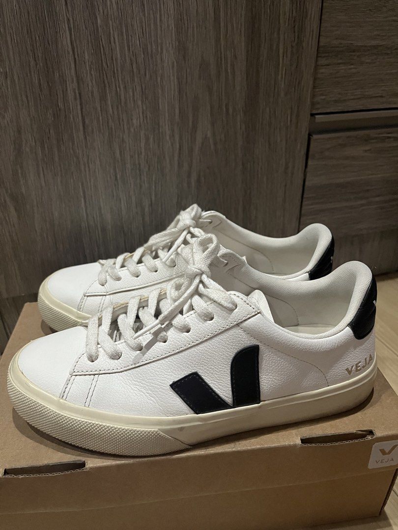 Veja Campo White/Black Leather Size 39 (Category: Sneakers) located in Quezon City. Submitted by bmblniiii (Listing ID 1443440975, Image 1). Description: Comes with box Right shoe has a scratch - see last photo.