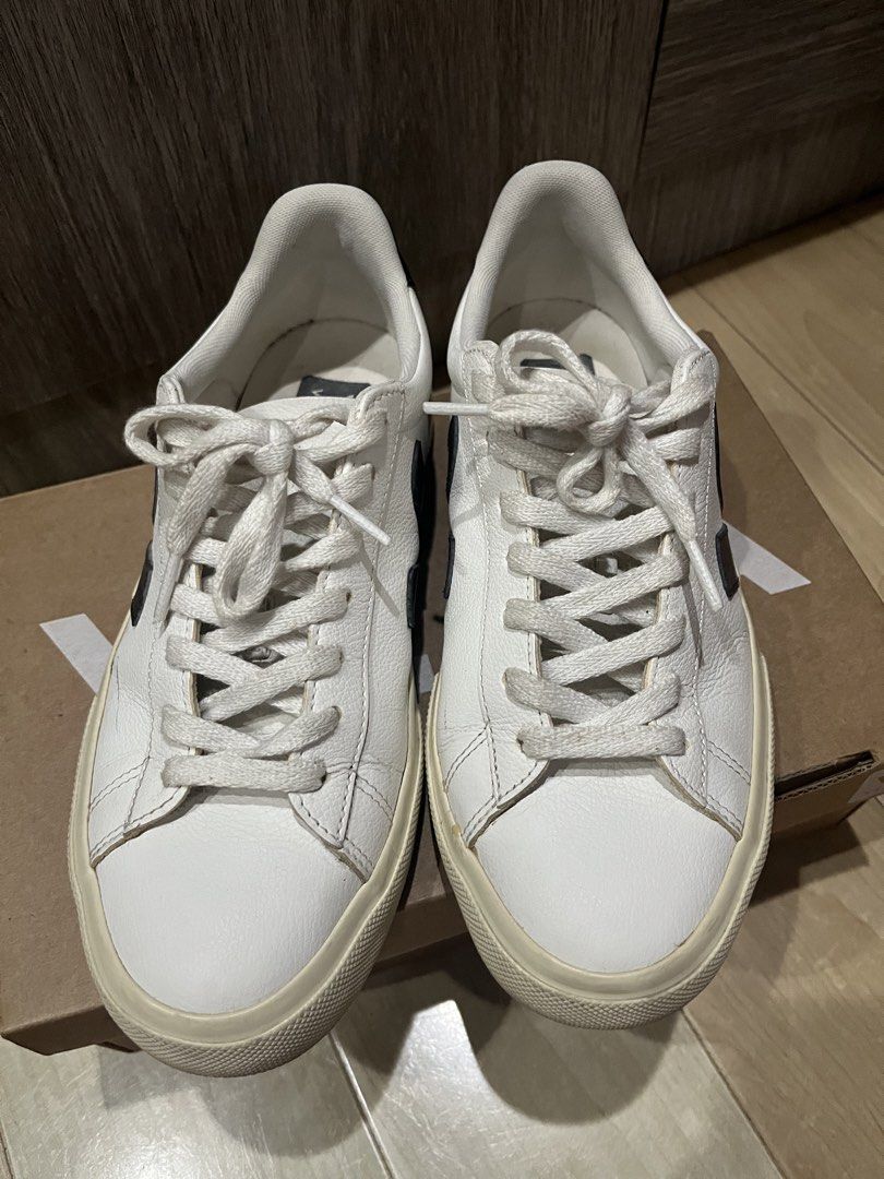 Veja Campo White/Black Leather Size 39 (Category: Sneakers) located in Quezon City. Submitted by bmblniiii (Listing ID 1443440975, Image 3). Description: Comes with box Right shoe has a scratch - see last photo.