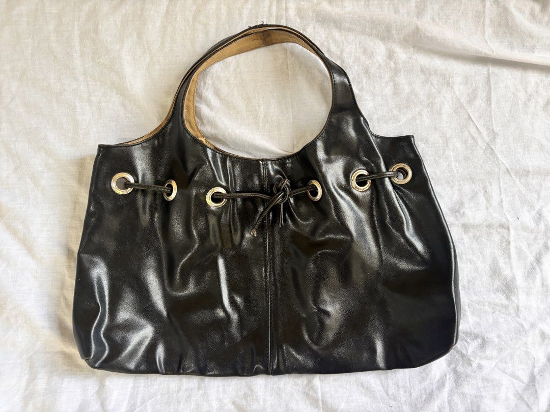 Vintage Black Bag |Y2K, soft leather (Category: Shoulder Bags) located in San Carlos. Submitted by findsby_xoxo (Listing ID 1443332976, Image 1). Description: MOP: GCASH Shipping: J&T Meet-up: San Carlos City or Dagupan City.